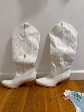 White Western Knee-High Leather Boots - Classic Cowboy Style